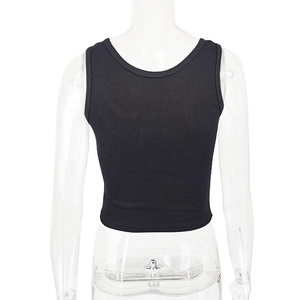 Vue arrière du crop top en maille côtelée noire avec col en U et coupe ajustée