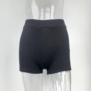 Détail du tricot côtelé noir et de la taille haute sur ce short de sport ajusté pour femme