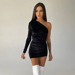 Détail du velours noir froncé sur une mini robe moulante sexy à épaule dénudée