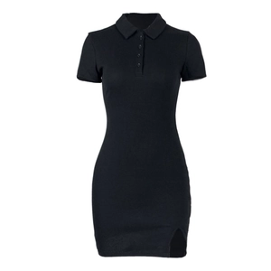 Robe polo noire moulante à manches courtes avec col et fente latérale discrète