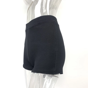 Détail latéral du short de sport taille haute en maille côtelée de coton noir
