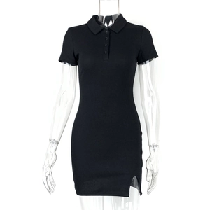 Détail de la robe polo noire en maille côtelée avec col boutonné et fente latérale