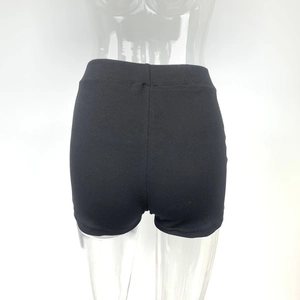 Gros plan d'un short de yoga noir côtelé en coton à taille haute sur un mannequin en plastique