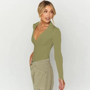 Body femme en maille côtelée vert sauge avec col polo et manches longues