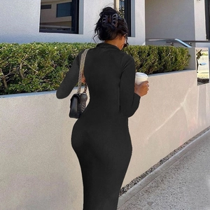 Vue extérieure d'une robe en maille côtelée noire à manches longues et coupe ajustée