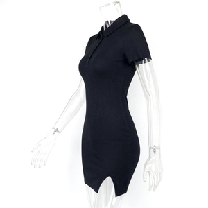 Détail de la texture côtelée et de la fente latérale sur cette robe polo noire serrée