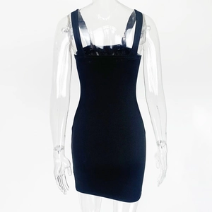 Detail eines schwarzen gerippten Bodycon-Kleids mit breiten Trägern und Rückenausschnitt