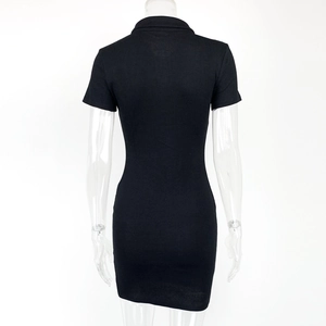 Détail de la mini-robe en maille côtelée noire montrant le dos et la texture du col polo