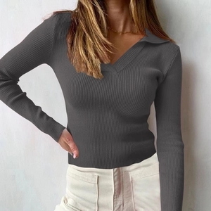 Nahaufnahme von grauem Damen-Strickoberteil mit V-Ausschnitt, Polo-Kragen und Rippenstruktur