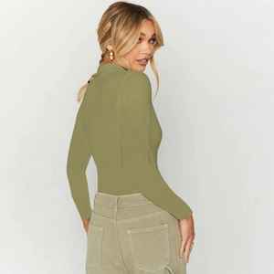 Détail de la silhouette arrière ajustée et texture côtelée du body polo vert olive