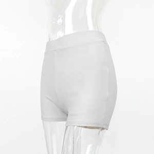Détail du short gris en maille côtelée à taille haute présenté sur un mannequin féminin