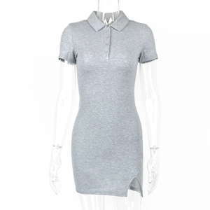 Vue détaillée de la robe polo en maille grise avec patte de boutonnage et fente