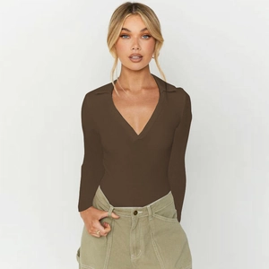 Body moulant marron en maille côtelée avec col polo, manches longues et décolleté en V