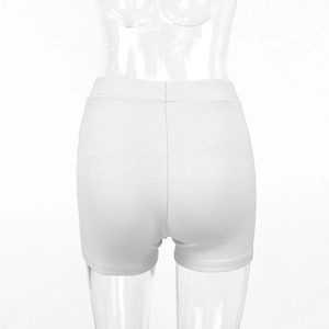 Détails du short taille haute en coton blanc côtelé avec taille élastique et texture tricotée