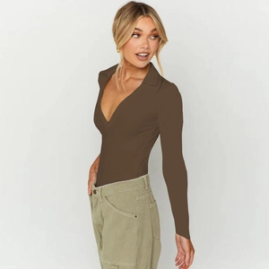 Body polo moulant à manches longues marron foncé en tissu côtelé avec décolleté en V