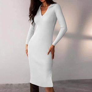 Détail de la robe blanche en maille côtelée montrant le décolleté en V et le col