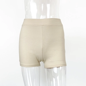 Détail de la texture côtelée et taille élastique large sur un short en coton beige