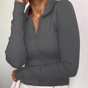 Nahaufnahme eines dunkelgrauen, gerippten Langarm-Poloshirts mit tiefem V-Ausschnitt