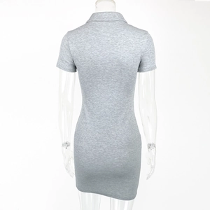 Vue arrière d'une robe moulante grise en tricot à manches courtes avec col polo sur mannequin