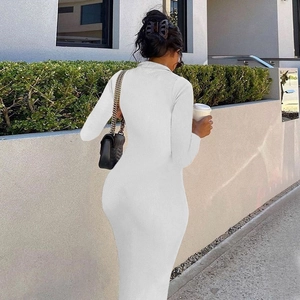 Vue arrière d'une robe mi-longue en maille côtelée blanche à manches longues et coupe ajustée