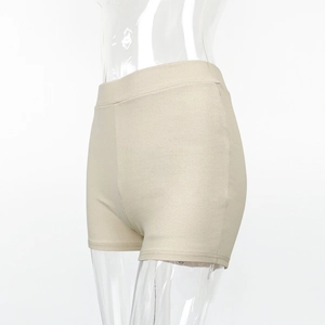 Détail du short côtelé beige en coton à taille haute montrant la texture du tissu extensible