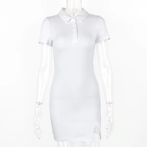 Détail de la robe polo en tricot blanc montrant la texture côtelée et la fente latérale