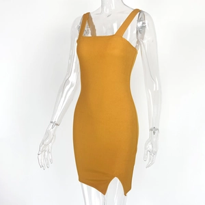 Detail von ingwergelbem Rippstrick-Minikleid mit eckigem Ausschnitt und Beinschlitz
