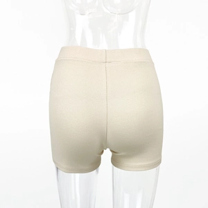 Vue arrière détaillée du short de sport en maille côtelée taille haute beige clair