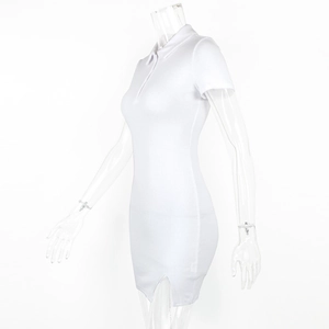 Détail de robe polo en maille côtelée blanche avec coupe ajustée et fente latérale