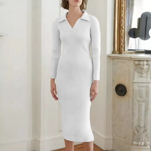 Détail d'une robe mi-longue en maille blanche avec col en V chic et manches longues