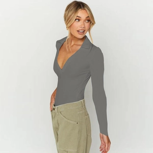 Détail du haut polo gris foncé ajusté avec décolleté en V profond et col classique
