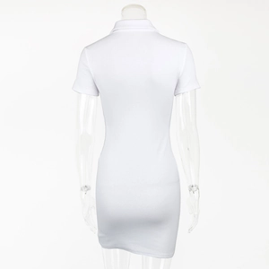 Vue arrière de la robe en tricot blanche à manches courtes avec col polo ajustée