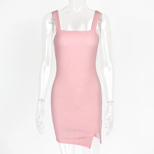 Detail der rosa Rippstrick-Textur mit Seitenschlitz am eng anliegenden Minikleid