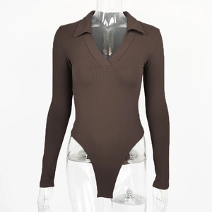 Détail du body côtelé marron avec col polo en V et manches longues ajustées