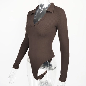 Détail d'un body marron foncé à manches longues avec col polo et coupe ajustée côtelée