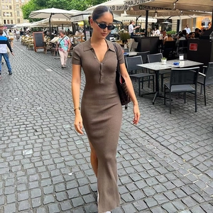 Robe midi élégante en maille côtelée marron avec col polo et fente latérale pour l'été