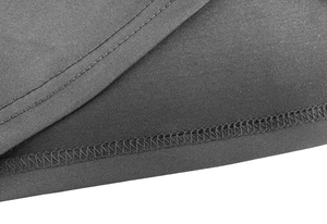 Détails de couture et d'ourlet sur un haut court noir à manches longues et ajouré sexy