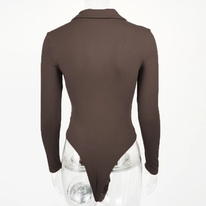 Détail d'un body en maille côtelée marron foncé avec col polo et coupe ajustée au dos