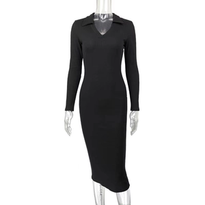 Détail d'une robe midi en maille côtelée noire avec revers chic et décolleté plongeant en V