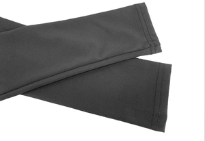 Détail de couture à double aiguille sur poignets en tricot noir extensible pour femme