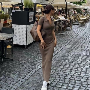 Détail du tissu en maille côtelée marron sur une robe polo midi moulante à manches courtes