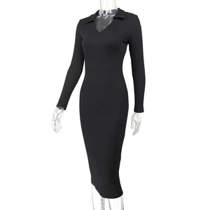 Détail de robe midi noire à manches longues avec texture en maille et col polo en V