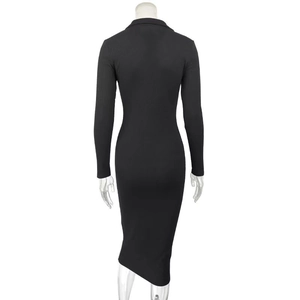 Détail du dos d'une robe midi moulante en maille côtelée noire à manches longues