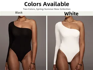 Body asimmetrico monospalla a manica lunga mostrato nei colori nero e bianco lucido