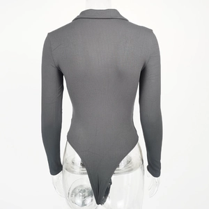 Détail d'un body gris foncé en maille côtelée avec manches longues et coupe échancrée