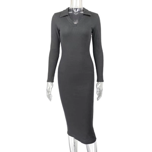 Détail d'une robe midi en maille gris anthracite à col en V profond et col polo