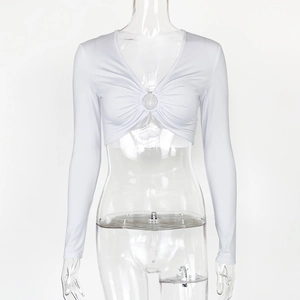 Détail de l'encolure en V et de l'anneau central sur ce crop top blanc à manches longues