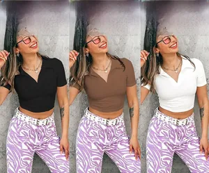 Vue détaillée des crop tops polo en maille côtelée en noir, café et blanc pur