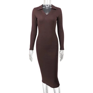 Détail d'une robe en maille à manches longues avec décolleté en V profond et col polo