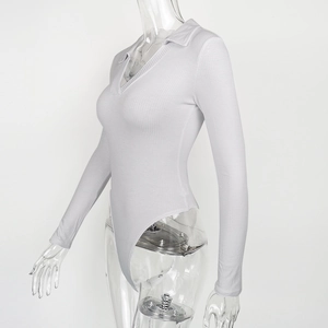 Détail du body blanc côtelé avec col polo et décolleté en V pour femme